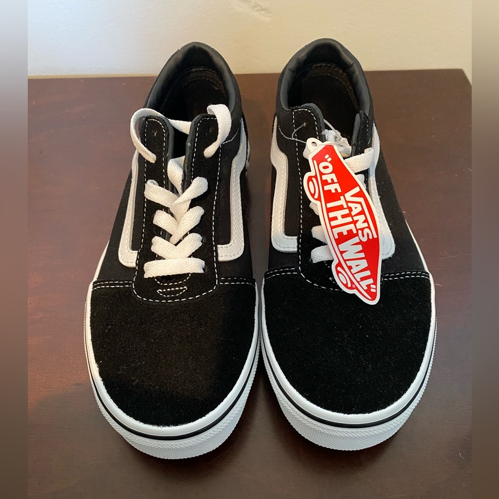 Vans Kids Low Top Sneaker. Size 5